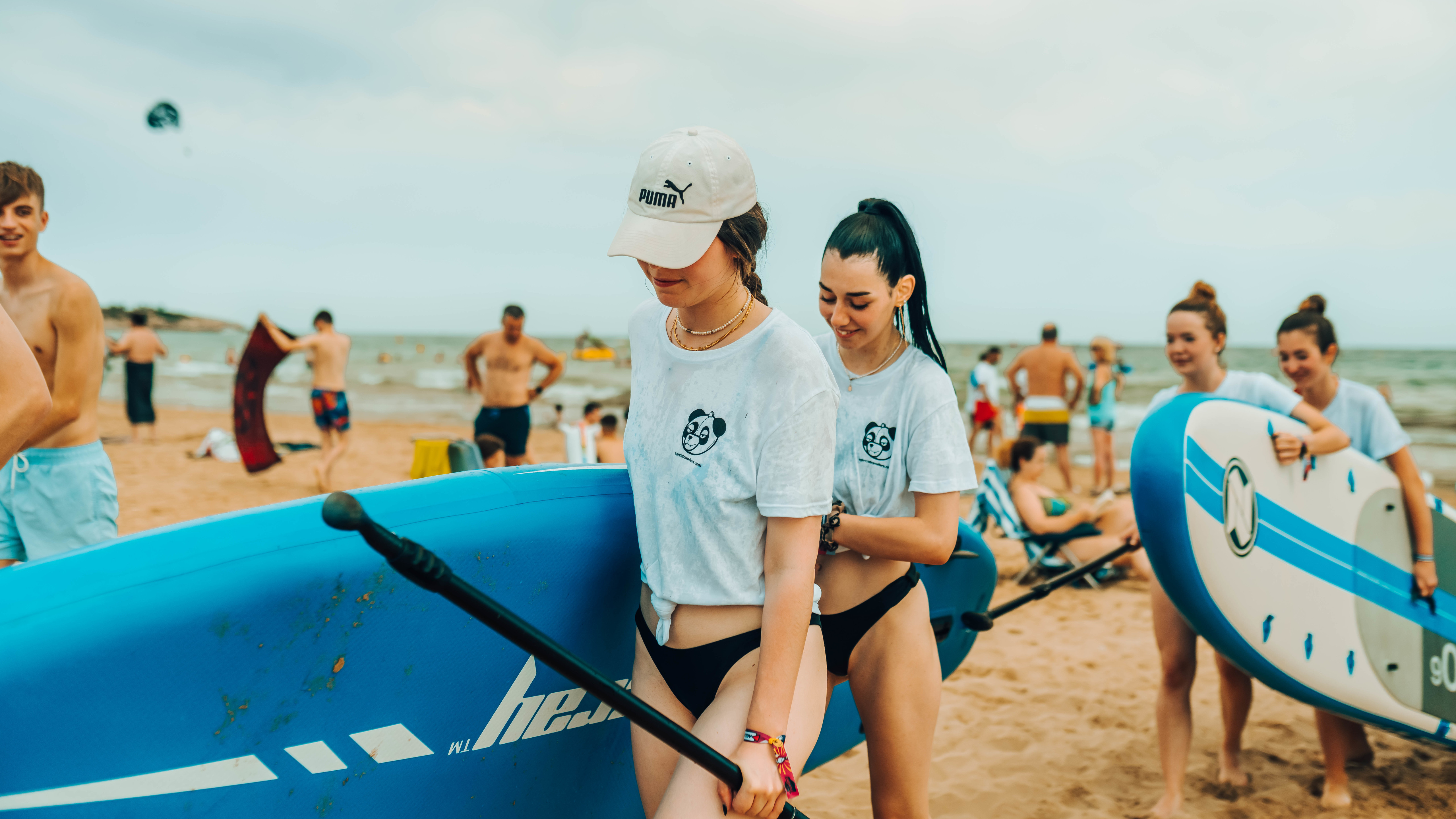 dos chicas haciendo paddle surf en Salou